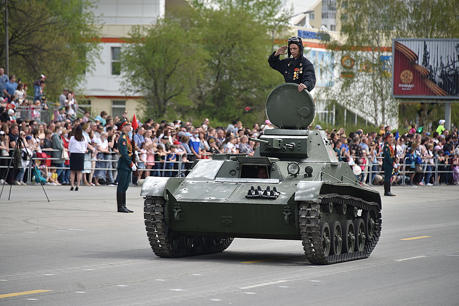 Фоторепортаж: по улицам Верхней Пышмы проехало 40 единиц раритетной военной  техники - «Уральский рабочий»